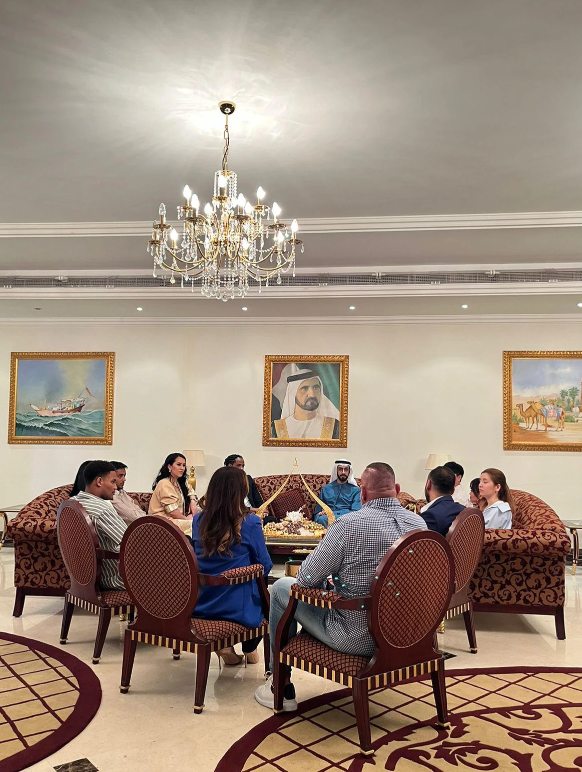 杜拜王子|家辦官網更新與林寶堅尼家族成員合照 香港活動相片全消失