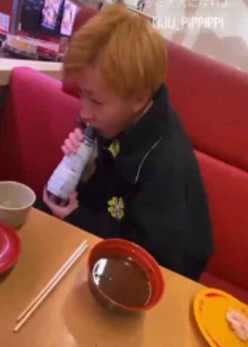 日本壽司郎去年被一名高中生惡搞,令形象受挫,母公司股票一度大跌。(互聯網)