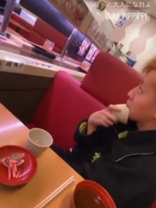 日本壽司郎去年被一名高中生惡搞,令形象受挫,母公司股票一度大跌。(互聯網)