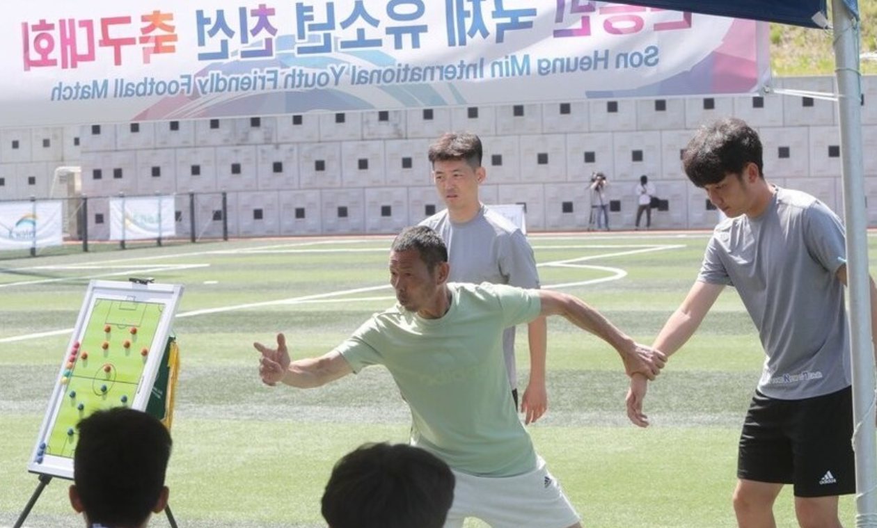 效力熱刺的南韓國家隊隊長孫興民,其父親孫雄正旗下的足球學校被指控體罰和辱罵兒童學員,遭家長索償數億韓元和解金(資料圖片)