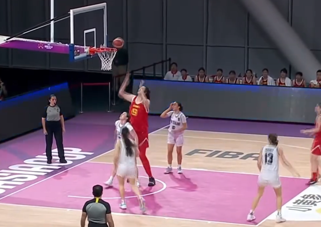 「女版姚明」張子宇震撼U18女子籃球亞洲盃。(影片截圖)