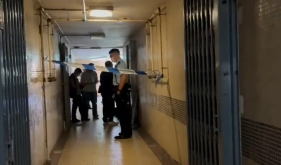 屯門山景邨發生企圖謀殺案,四名女子吸入濃煙不適送院。(有線新聞截圖)