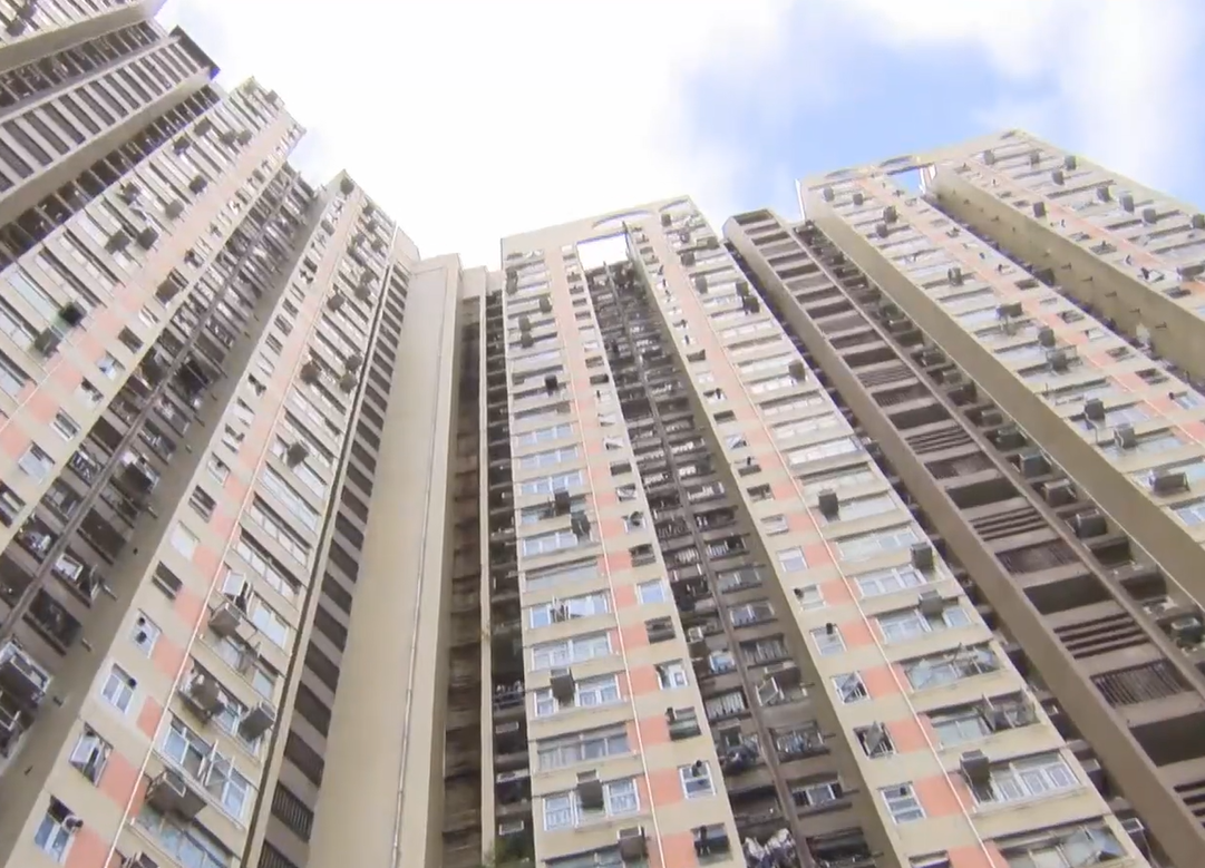 屯門山景邨發生企圖謀殺案,四名女子吸入濃煙不適送院。(有線新聞截圖)