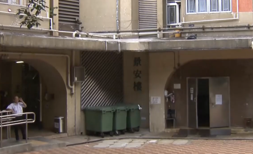 屯門山景邨發生企圖謀殺案,四名女子吸入濃煙不適送院。(有線新聞截圖)