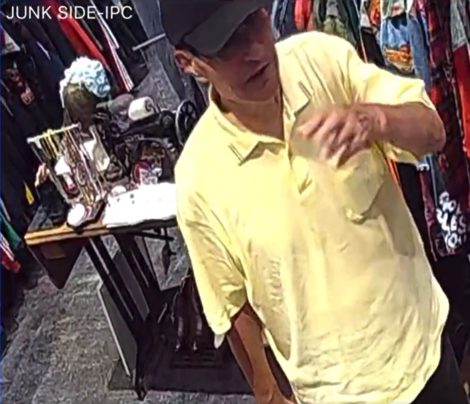 老翁在店內威嚇店員。(影片截圖)