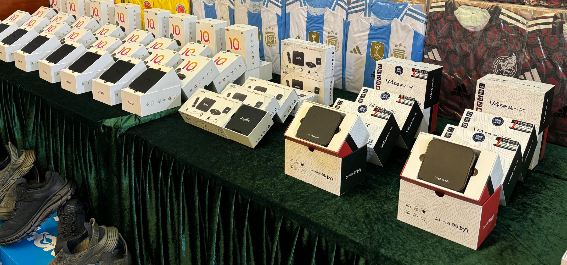 香港海關六月三日至二十三日一連三星期展開特別行動,採取執法、巡查及教育三管齊下的策略保護知識產權。圖示部分檢獲的非法串流裝置。(政府新聞處)