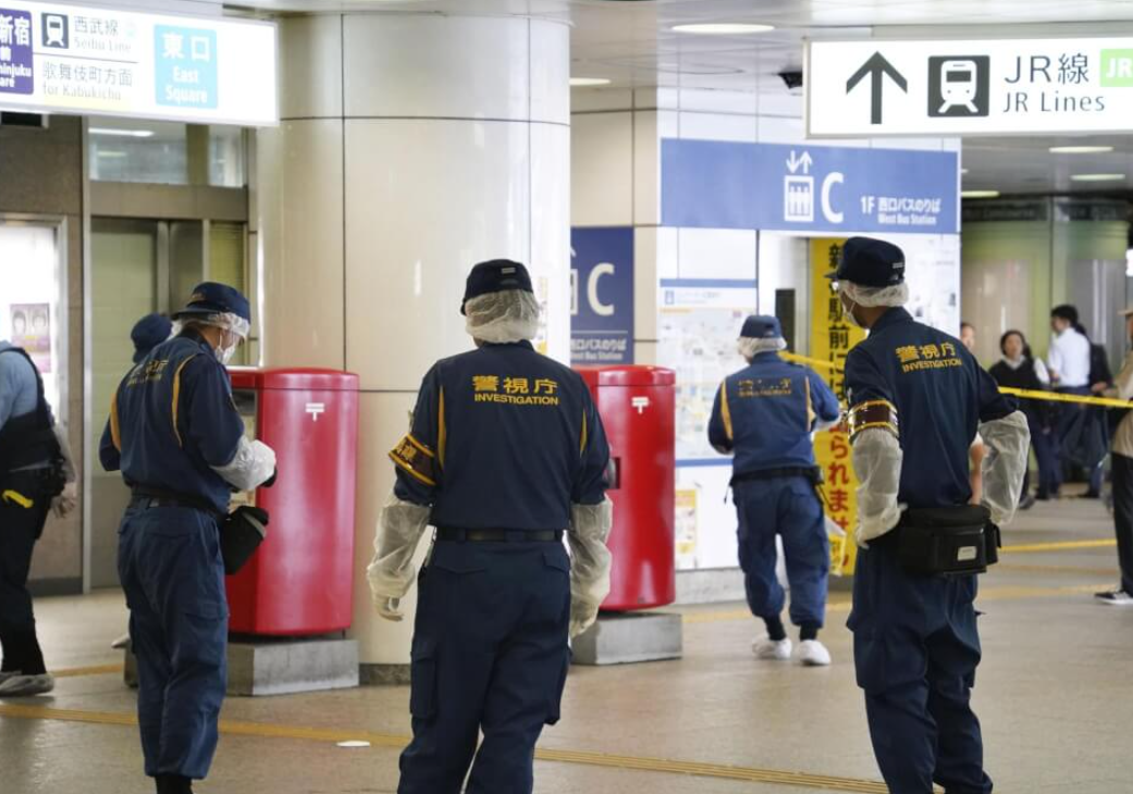 日本東京一名街頭露宿的女子涉用剪刀刺傷一名男警員被捕,案發在東京JR新宿站附近通道。(網上圖片)