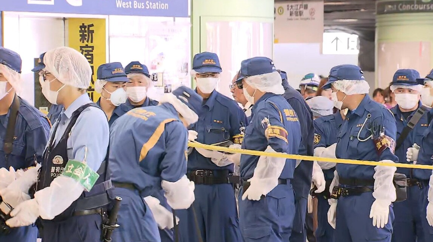 日本東京一名街頭露宿的女子涉用剪刀刺傷一名男警員被捕,案發在東京JR新宿站附近通道。(網上圖片)