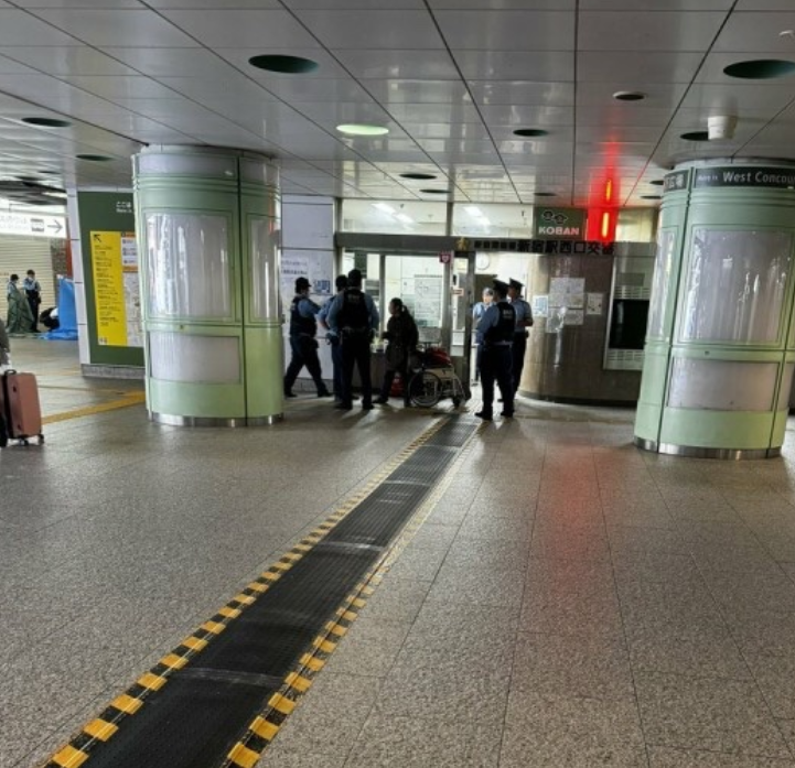 日本東京一名街頭露宿的女子涉用剪刀刺傷一名男警員被捕,案發在東京JR新宿站附近通道。(網上圖片)