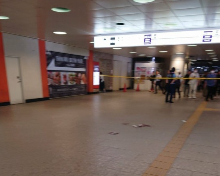 日本東京一名街頭露宿的女子涉用剪刀刺傷一名男警員被捕,案發在東京JR新宿站附近通道。(網上圖片)