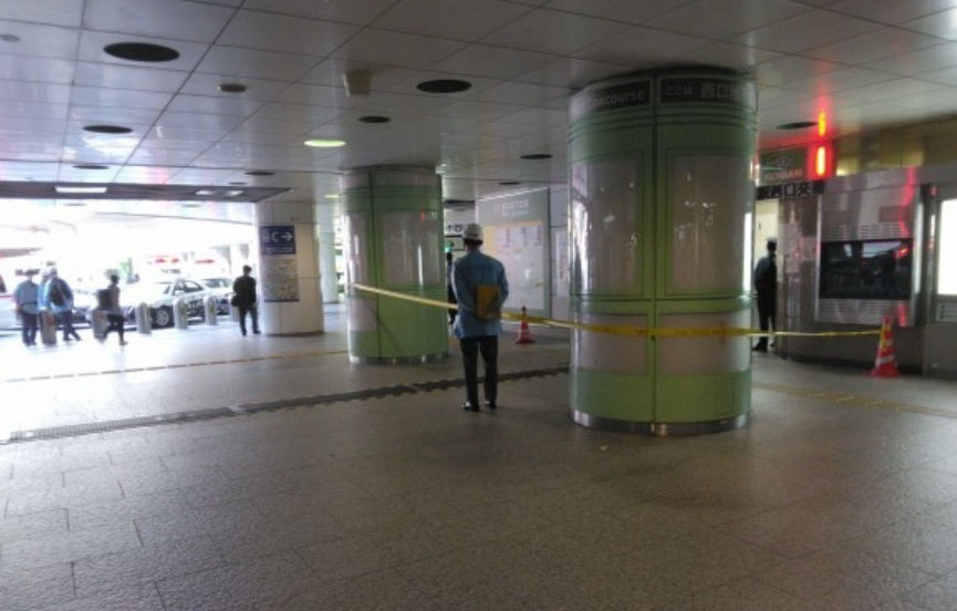 日本東京一名街頭露宿的女子涉用剪刀刺傷一名男警員被捕,案發在東京JR新宿站附近通道。(網上圖片)