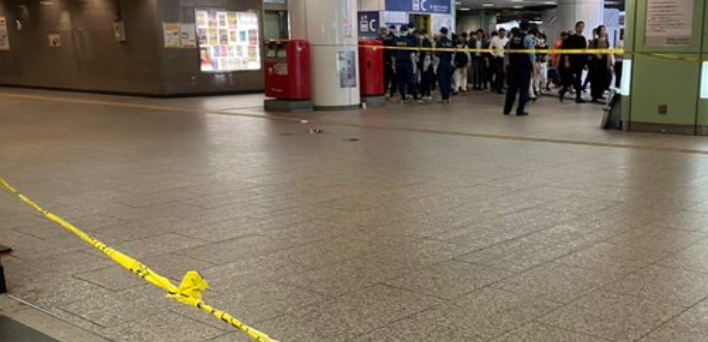 日本東京一名街頭露宿的女子涉用剪刀刺傷一名男警員被捕,案發在東京JR新宿站附近通道。(網上圖片)