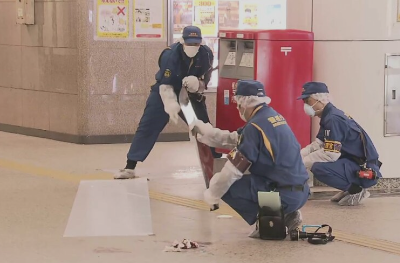 日本東京一名街頭露宿的女子涉用剪刀刺傷一名男警員被捕,案發在東京JR新宿站附近通道。(網上圖片)
