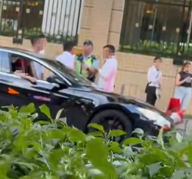 司機非常不滿,疑指向警員爆粗辱罵「.....講野啦,X樣」,此時警員隨即反擊大喊「喂,我唔驚佢退休警司喎,我依家現職警察喎,佢退休咋喎」(FB車cam L(香港群組))