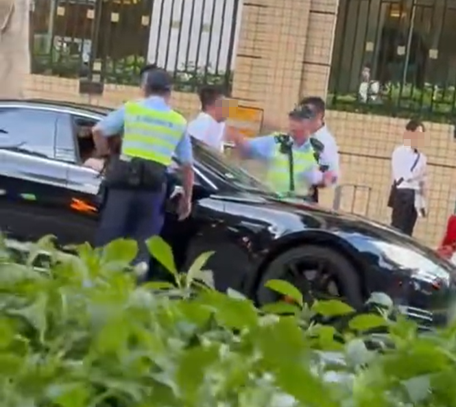及後向另一警員表示「安排埋佢驗車」(FB車cam L(香港群組))