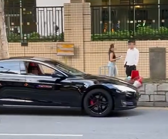 白衫男及後再度理論,惟該警員隨即撥開其手,往車輛前方再度極看及抄牌拍照做紀錄。(FB車cam L(香港群組))