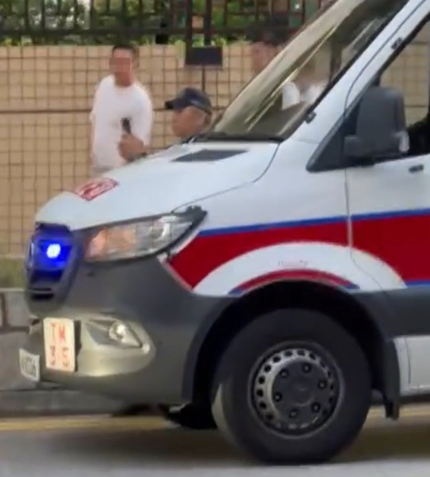 白衫男及後再度理論,惟該警員隨即撥開其手,往車輛前方再度極看及抄牌拍照做紀錄。(FB車cam L(香港群組))