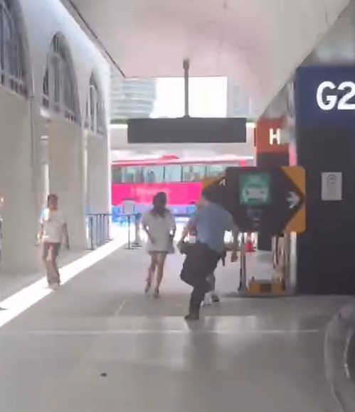 澳門橫琴口岸有警員執法期間,拉扯一名涉案女子的頭髮 影片截圖