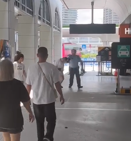澳門橫琴口岸有警員執法期間,拉扯一名涉案女子的頭髮 影片截圖
