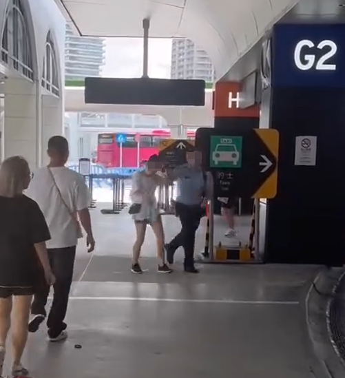 澳門橫琴口岸有警員執法期間,拉扯一名涉案女子的頭髮 影片截圖