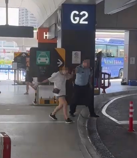 澳門橫琴口岸有警員執法期間,拉扯一名涉案女子的頭髮 影片截圖
