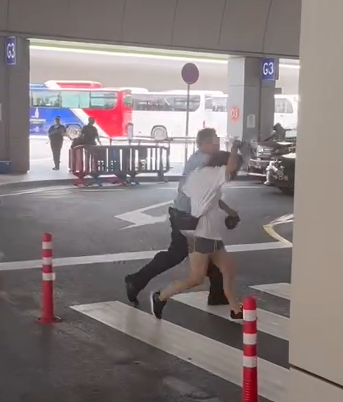 澳門橫琴口岸有警員執法期間,拉扯一名涉案女子的頭髮 影片截圖