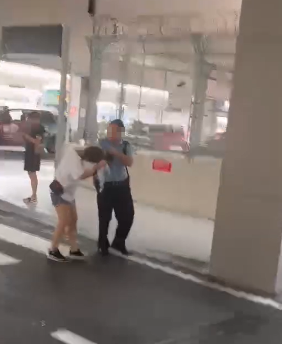 澳門橫琴口岸有警員執法期間,拉扯一名涉案女子的頭髮 影片截圖