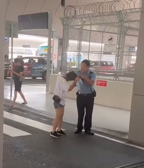 澳門橫琴口岸有警員執法期間,拉扯一名涉案女子的頭髮 影片截圖