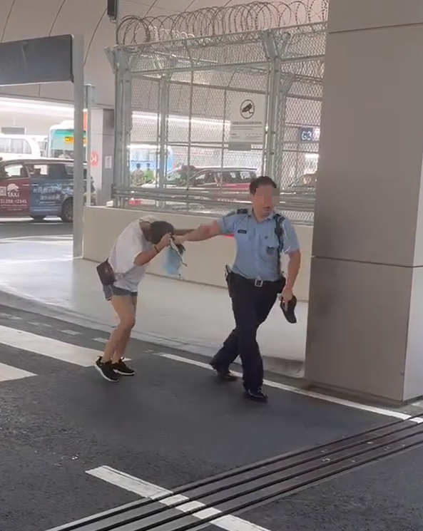 澳門橫琴口岸有警員執法期間,拉扯一名涉案女子的頭髮 影片截圖