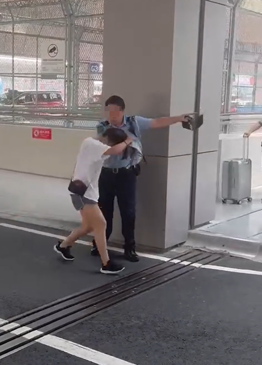 澳門橫琴口岸有警員執法期間,拉扯一名涉案女子的頭髮 影片截圖