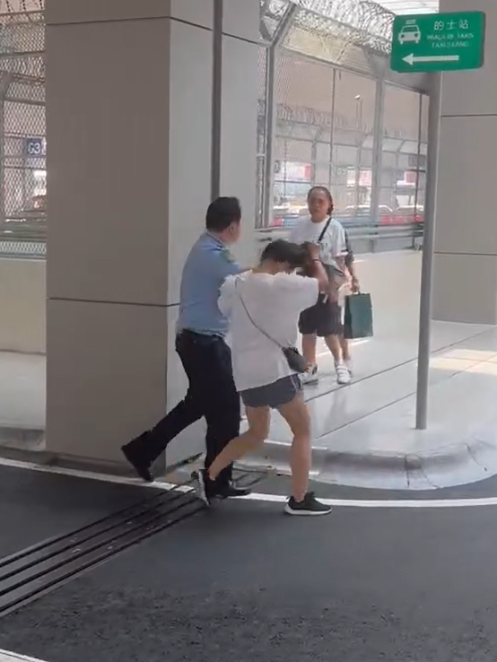 澳門橫琴口岸有警員執法期間,拉扯一名涉案女子的頭髮 影片截圖
