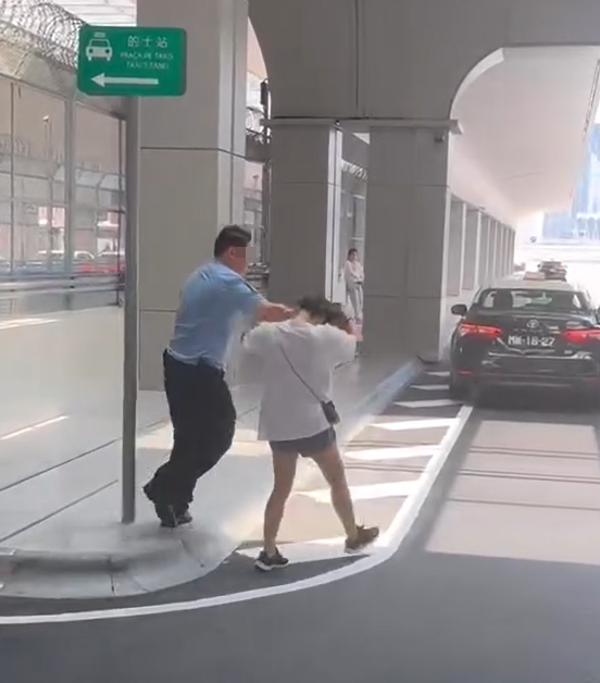 澳門橫琴口岸有警員執法期間,拉扯一名涉案女子的頭髮 影片截圖