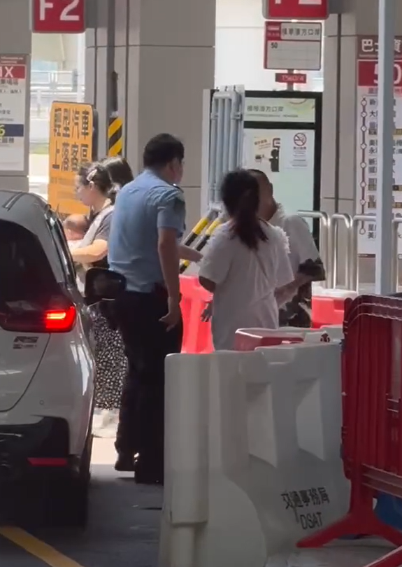 澳門橫琴口岸有警員執法期間,拉扯一名涉案女子的頭髮 影片截圖
