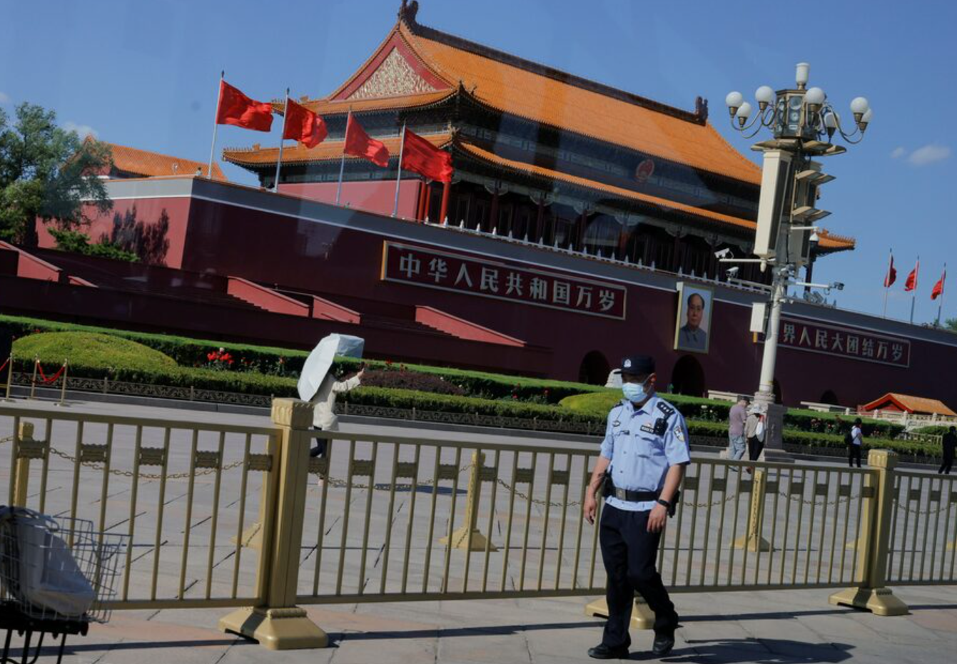 台灣當局表示經評估,提升赴大陸、香港、澳門地區的旅遊警示為第二高的「橙色」,建議台灣民眾非必要避免前往旅行。(路透社資料圖片)