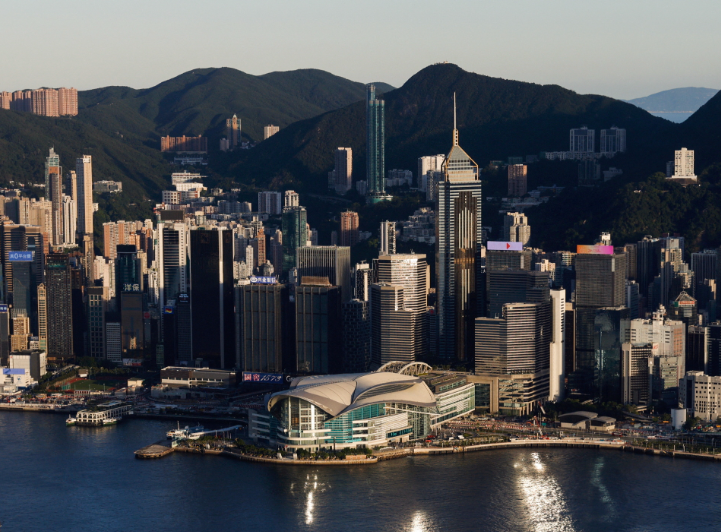 台灣當局表示經評估,提升赴大陸、香港、澳門地區的旅遊警示為第二高的「橙色」,建議台灣民眾非必要避免前往旅行。(路透社資料圖片)