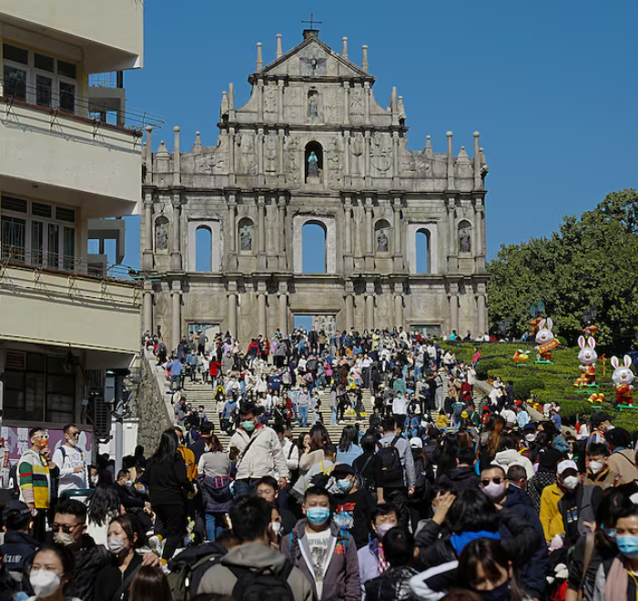 台灣當局表示經評估,提升赴大陸、香港、澳門地區的旅遊警示為第二高的「橙色」,建議台灣民眾非必要避免前往旅行。(路透社資料圖片)