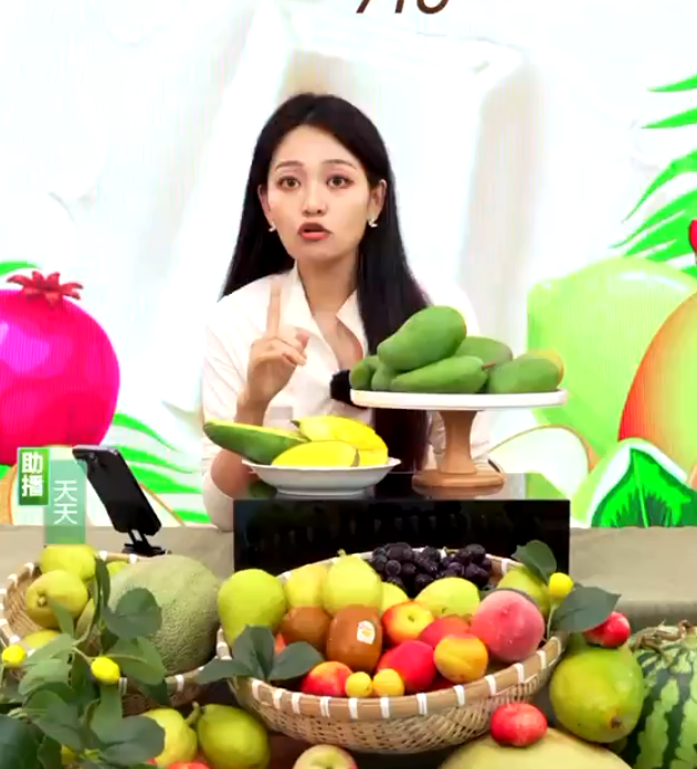 內地雪糕品牌鍾薛高一場直播帶貨活動中,女主持在直播途中,突然「雙眼瞪大、全身僵直」,下秒倒地消失在鏡頭前。(影片截圖)