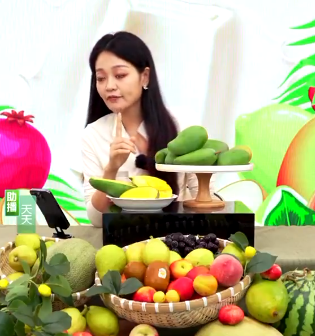 內地雪糕品牌鍾薛高一場直播帶貨活動中,女主持在直播途中,突然「雙眼瞪大、全身僵直」,下秒倒地消失在鏡頭前。(影片截圖)