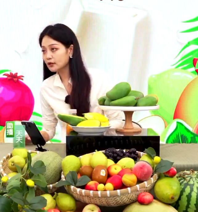 內地雪糕品牌鍾薛高一場直播帶貨活動中,女主持在直播途中,突然「雙眼瞪大、全身僵直」,下秒倒地消失在鏡頭前。(影片截圖)