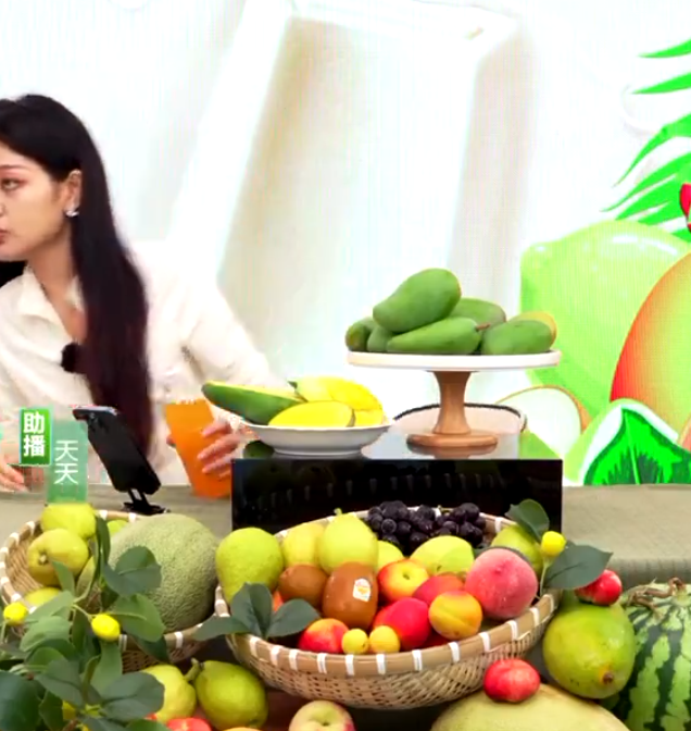 內地雪糕品牌鍾薛高一場直播帶貨活動中,女主持在直播途中,突然「雙眼瞪大、全身僵直」,下秒倒地消失在鏡頭前。(影片截圖)