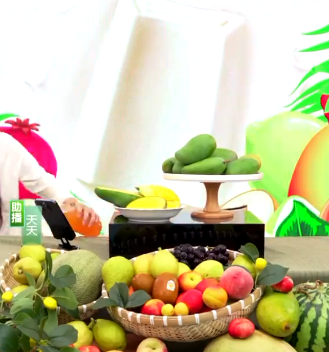 內地雪糕品牌鍾薛高一場直播帶貨活動中,女主持在直播途中,突然「雙眼瞪大、全身僵直」,下秒倒地消失在鏡頭前。(影片截圖)