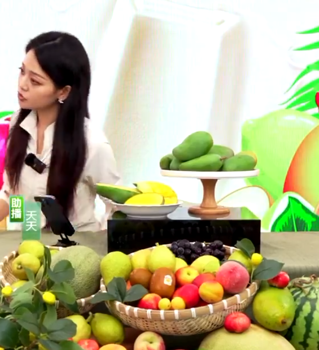 內地雪糕品牌鍾薛高一場直播帶貨活動中,女主持在直播途中,突然「雙眼瞪大、全身僵直」,下秒倒地消失在鏡頭前。(影片截圖)