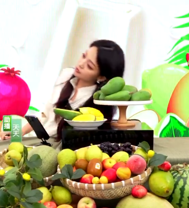 內地雪糕品牌鍾薛高一場直播帶貨活動中,女主持在直播途中,突然「雙眼瞪大、全身僵直」,下秒倒地消失在鏡頭前。(影片截圖)