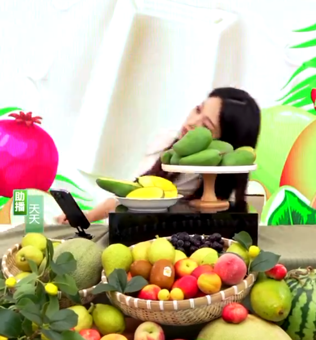 內地雪糕品牌鍾薛高一場直播帶貨活動中,女主持在直播途中,突然「雙眼瞪大、全身僵直」,下秒倒地消失在鏡頭前。(影片截圖)