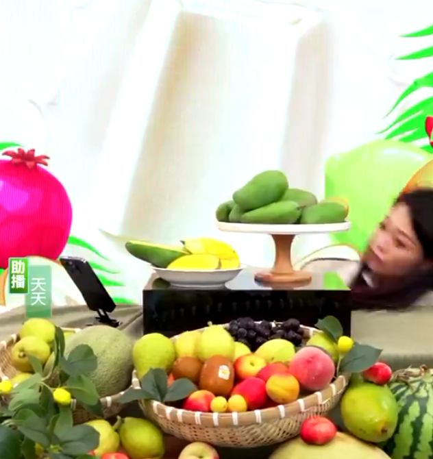 內地雪糕品牌鍾薛高一場直播帶貨活動中,女主持在直播途中,突然「雙眼瞪大、全身僵直」,下秒倒地消失在鏡頭前。(影片截圖)