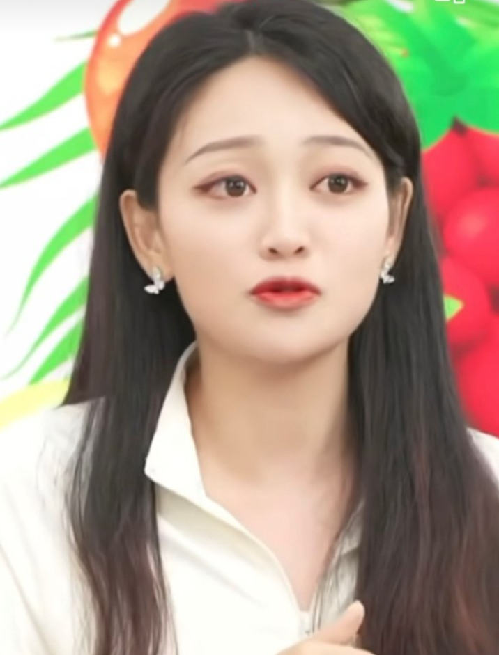 內地雪糕品牌鍾薛高一場直播帶貨活動中,女主持在直播途中,突然「雙眼瞪大、全身僵直」,下秒倒地消失在鏡頭前。(影片截圖)