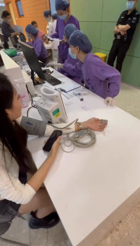 鍾薛高總裁林盛回應,女主持暈倒後在後台休息,已恢復正常,之後安排同事帶她去醫院檢查,醫生指無恙,「但有點兒輕微貧血」。(網上圖片)