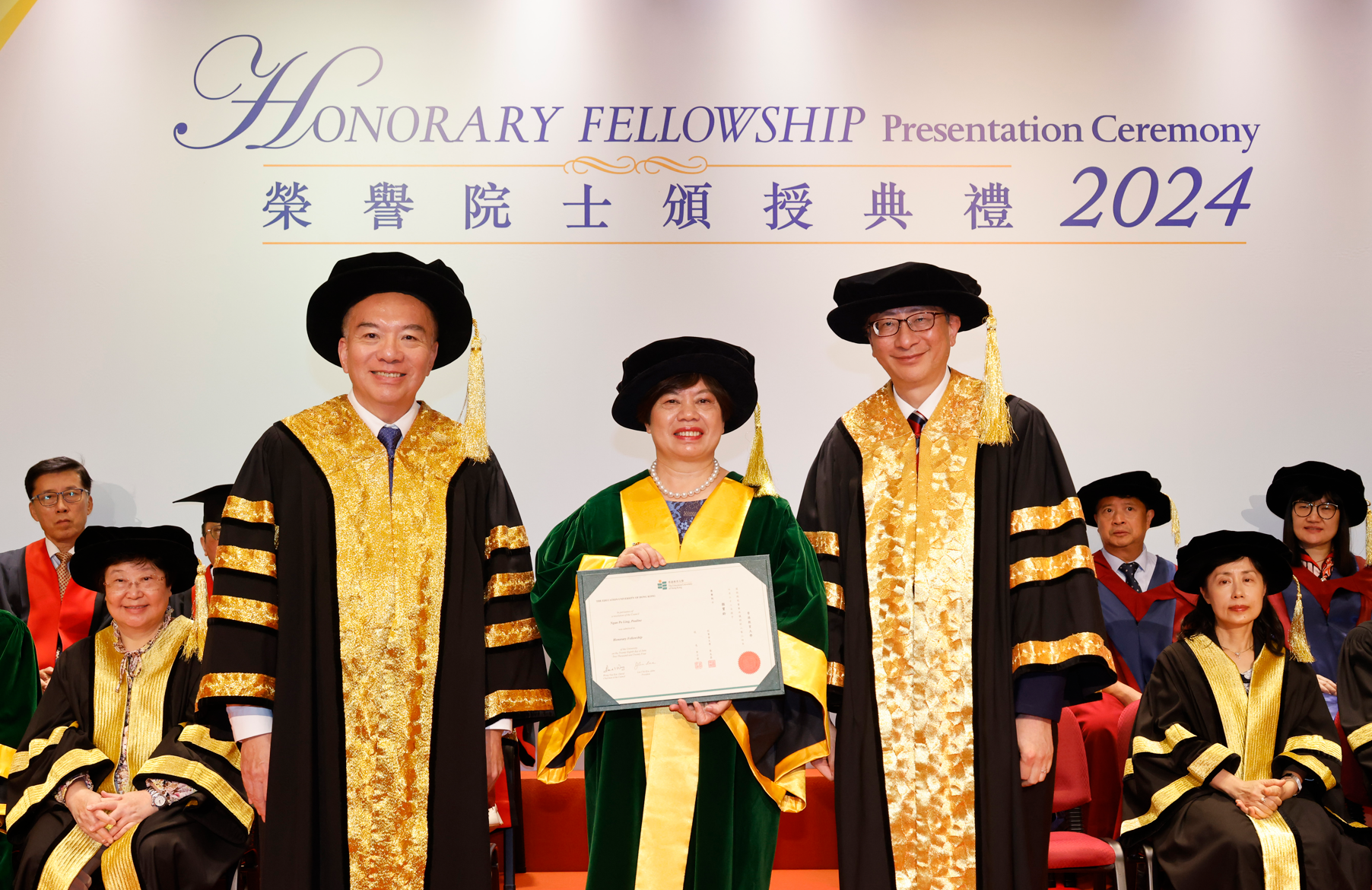 香港教育大學頒授榮譽院士銜予資深體育評述員鍾志光及商人顏寶鈴(教育大學提供)