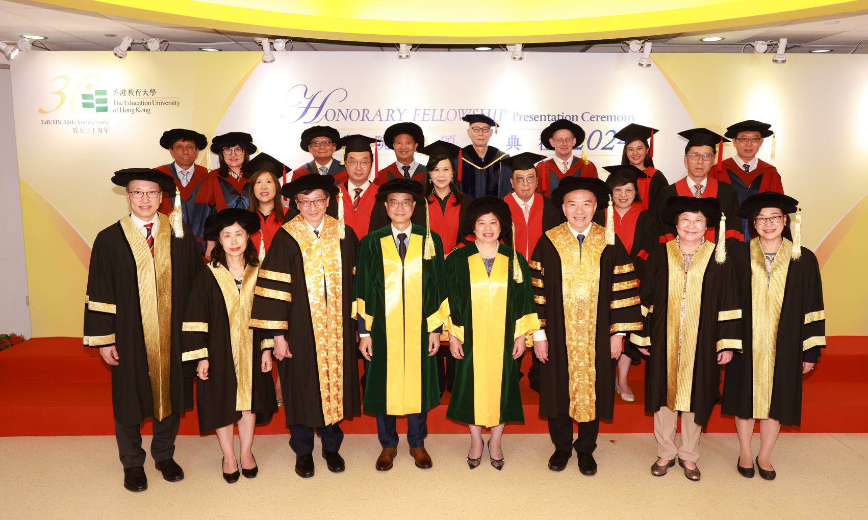 香港教育大學頒授榮譽院士銜予資深體育評述員鍾志光及商人顏寶鈴(教育大學提供)