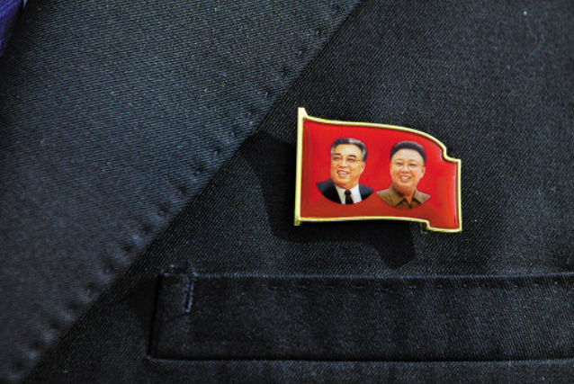金日成及金正日頭像襟章。(互聯網)